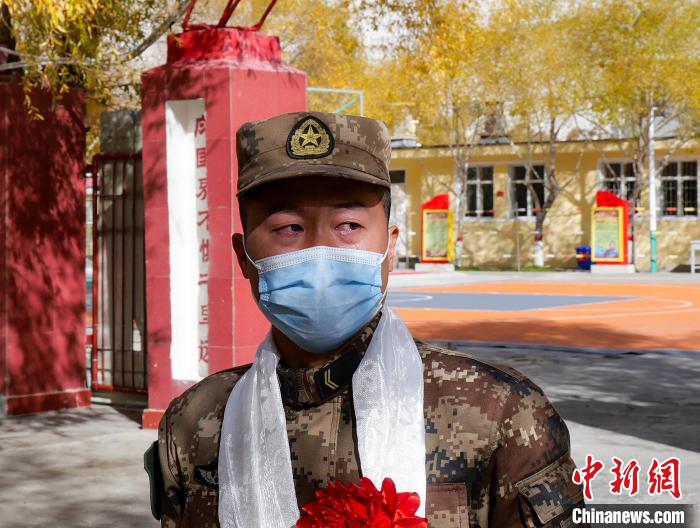 圖為什布奇邊防連退伍老兵臨別前再看一眼連隊?！詵| 攝