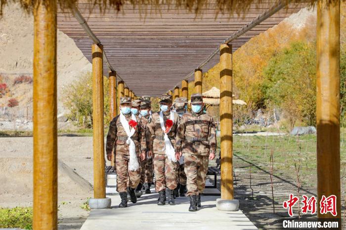 圖為什布奇邊防連退伍老兵臨別前再看一眼連隊。　劉曉東 攝