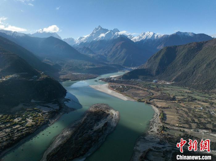 西藏林芝雅魯藏布大峽谷的雪山風(fēng)光?！《拘?攝