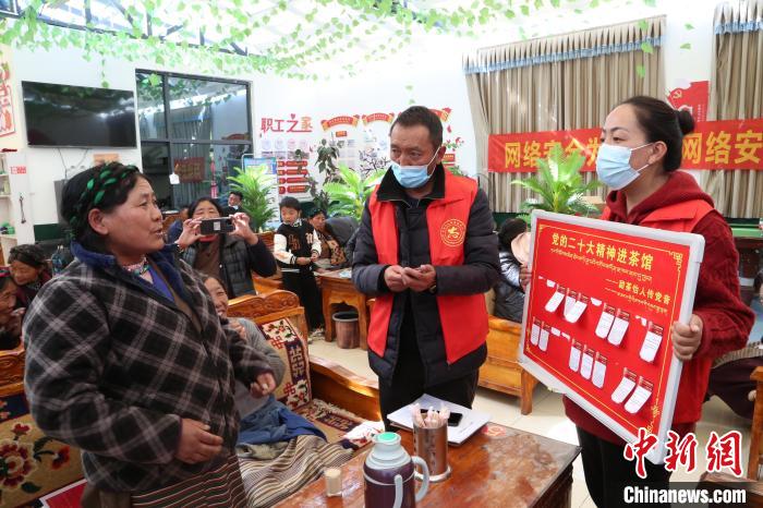 圖為瓊結(jié)縣村民參與問(wèn)答?！愔闈扇?攝