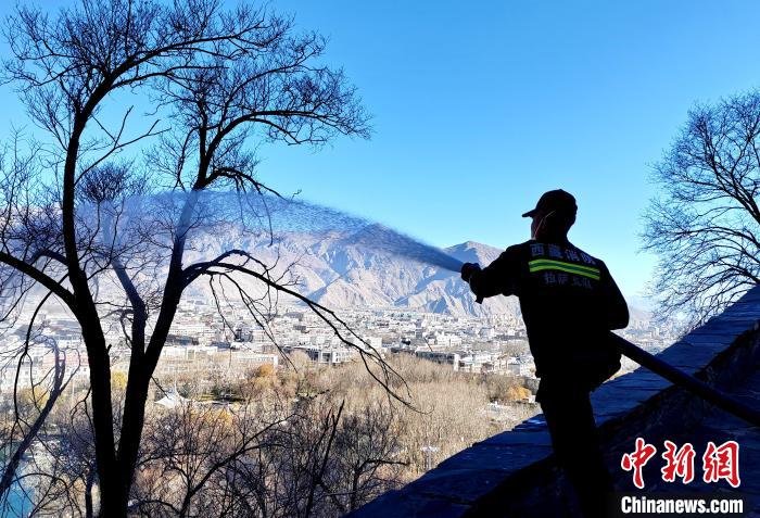 12月6日，布達(dá)拉宮消防救援大隊(duì)在布達(dá)拉宮山體林草區(qū)域開展?jié)窕ぷ??！㈣?攝