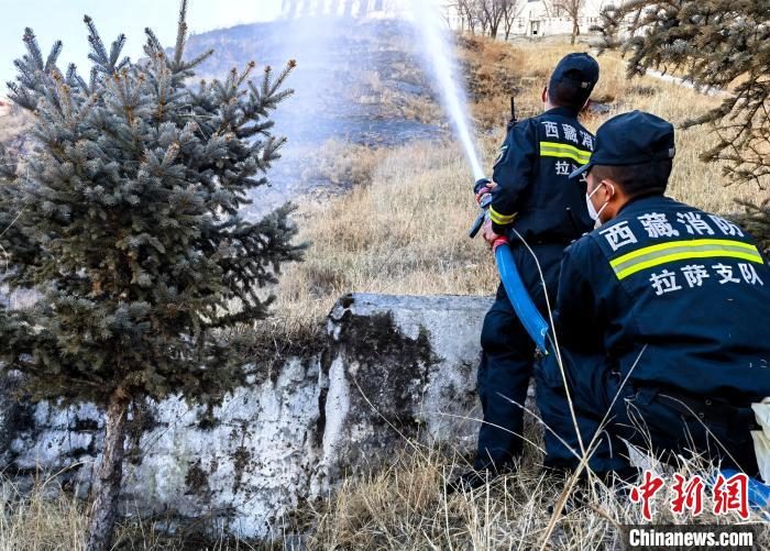 12月6日，布達(dá)拉宮消防救援大隊(duì)在布達(dá)拉宮山體林草區(qū)域開展?jié)窕ぷ??！㈣?攝