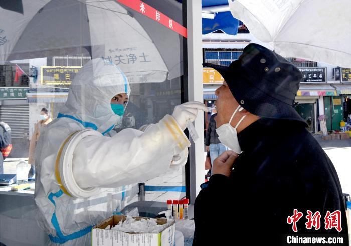 12月7日，拉薩市民正在進行核酸檢測?！±盍?攝