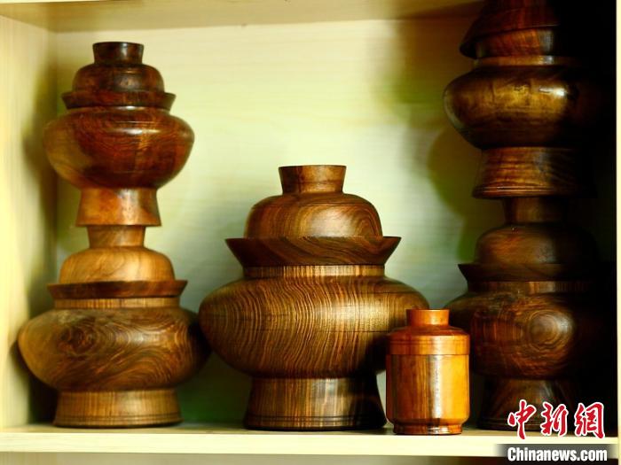 圖為各種木碗成品?！?鄧巴 　攝
