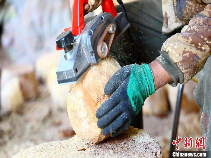 圖為手工藝人正在制作木碗。　德吉 　攝