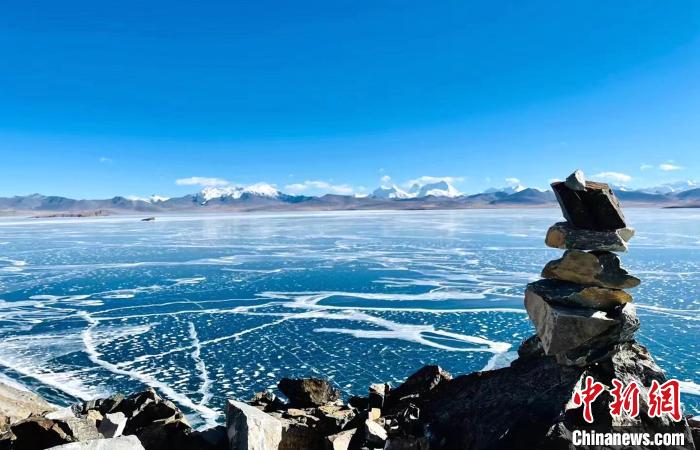 圖為普瑪江塘鄉(xiāng)境內(nèi)的雪山、冰湖美景。　浪卡子縣網(wǎng)信辦供圖
