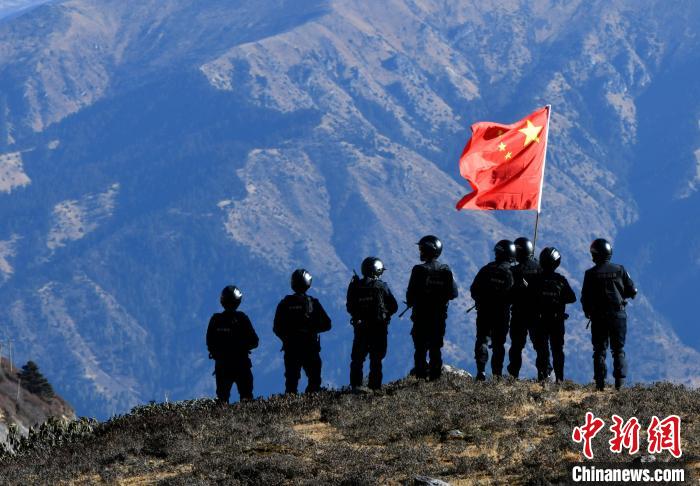 1月6日，移民警察在執(zhí)勤?！±盍?攝