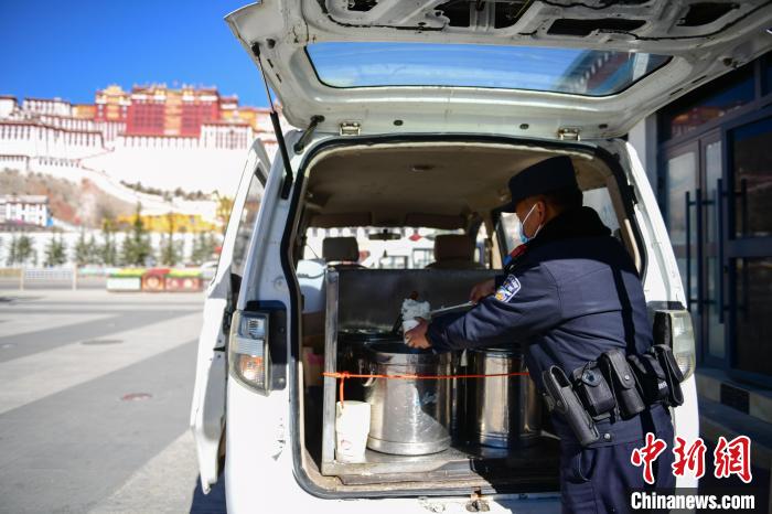 圖為1月23日，布達(dá)拉宮廣場(chǎng)派出所民警正在打午飯。　貢嘎來松 攝