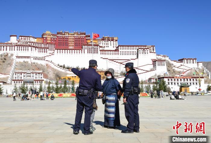 圖為1月23日，布達(dá)拉宮廣場(chǎng)派出所民警正在回答民眾咨詢?！∝暩聛硭?攝