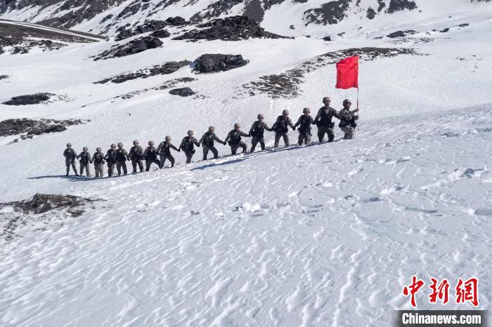 春節(jié)期間，西藏軍區(qū)山南軍分區(qū)某邊防團(tuán)官兵踏雪巡邊。　旦增晉美 攝