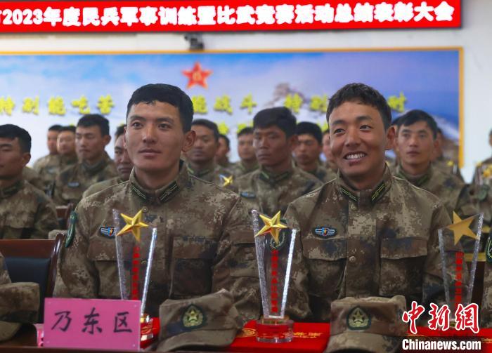 表彰大會(huì)上，獲獎(jiǎng)選手開(kāi)心瞬間?！敲衫?攝