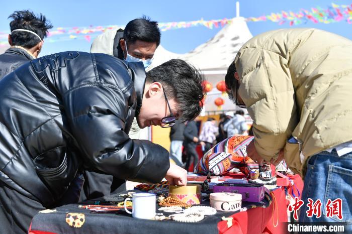圖為展銷會現(xiàn)場。　貢嘎來松 攝