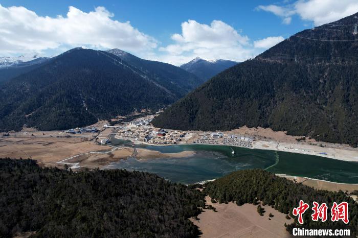 2月17日，西藏林芝魯朗小鎮(zhèn)。(無人機(jī)照片) 李林 攝