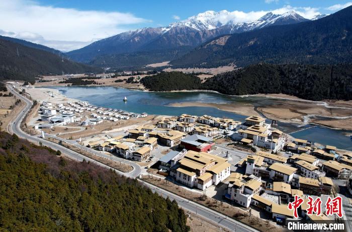2月17日，西藏林芝魯朗小鎮(zhèn)。(無人機(jī)照片) 李林 攝