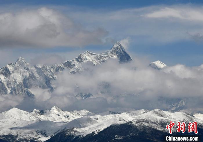 2月17日，西藏林芝色季拉山觀景臺(tái)拍到的南迦巴瓦峰。　李林 攝