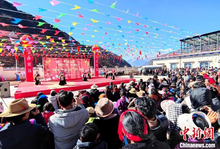 文藝活動(dòng)全景?！∶⒖悼h委宣傳部供圖