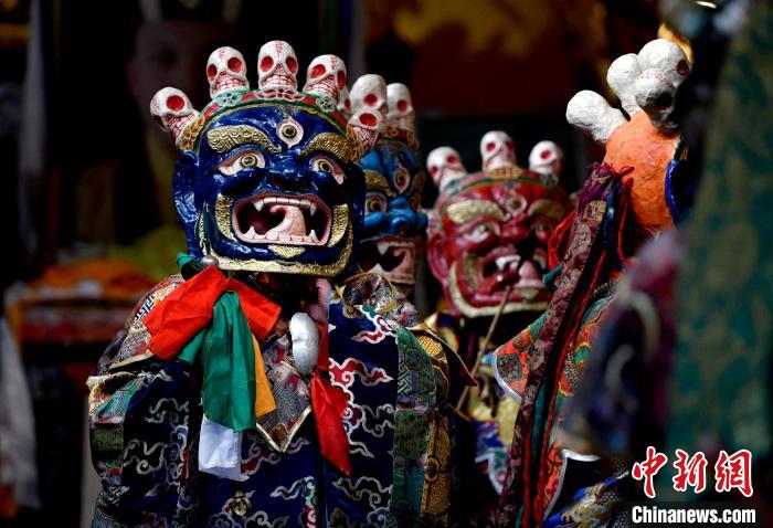 2月19日，楚布寺僧人們佩戴面具準(zhǔn)備參加跳神活動?！±盍?攝