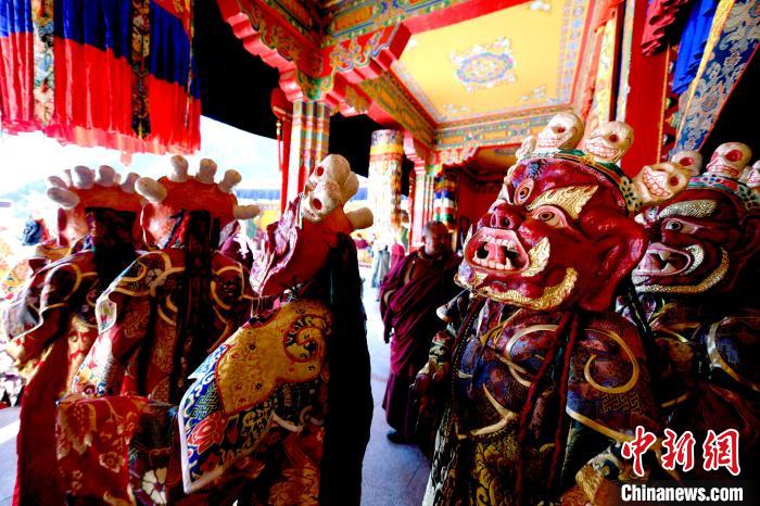 2月19日，楚布寺僧人們佩戴面具準(zhǔn)備參加跳神活動?！±盍?攝
