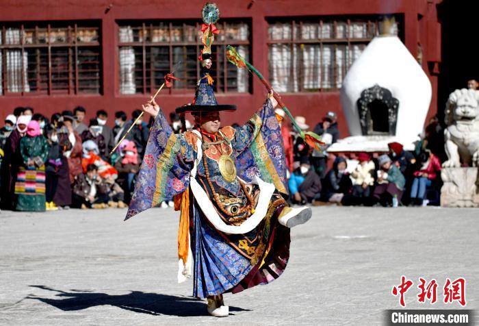 2月19日，楚布寺僧人參加跳神活動。　李林 攝