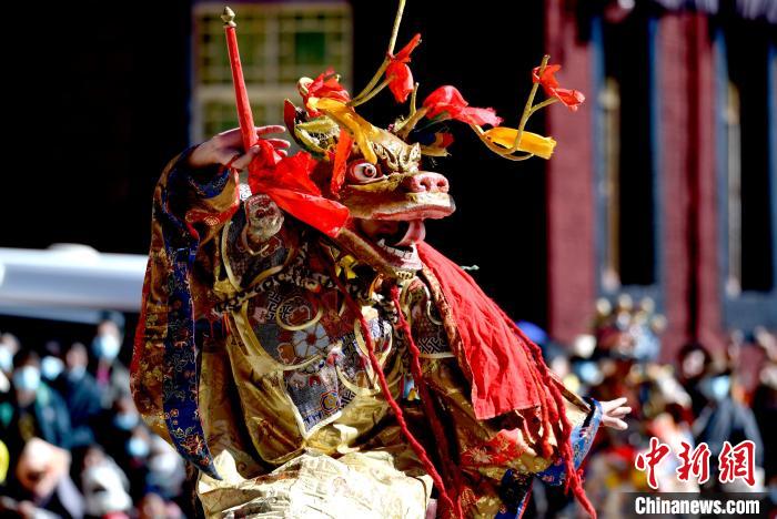 2月19日，楚布寺僧人佩戴面具參加跳神活動?！±盍?攝