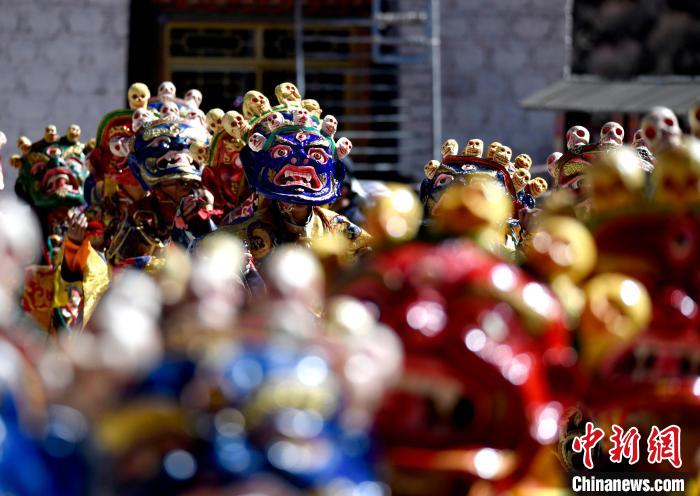 2月19日，楚布寺僧人們佩戴面具參加跳神活動。　李林 攝