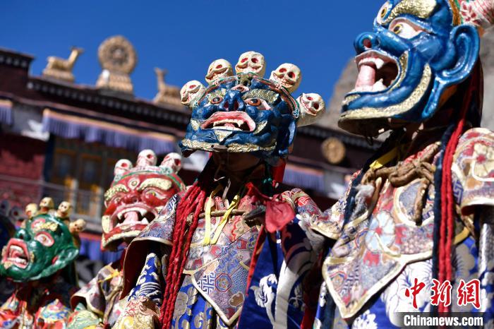 2月19日，楚布寺僧人們佩戴面具參加跳神活動?！±盍?攝