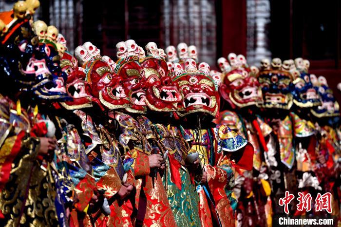 2月19日，楚布寺僧人們佩戴面具參加跳神活動?！±盍?攝