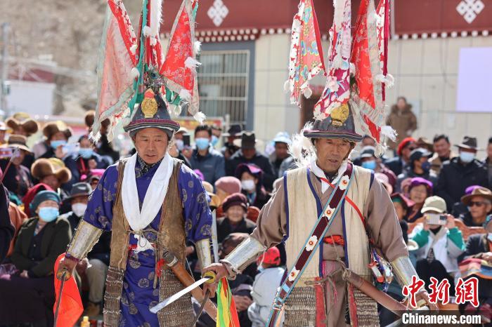 圖為兩位藝人表演瓊結“果孜”舞?！愔闈扇?攝