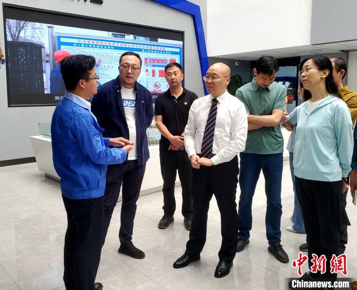 圖為全國(guó)政協(xié)委員、農(nóng)工黨青海省委主委王昆(中)在企業(yè)調(diào)研?！」鶟M福 供圖