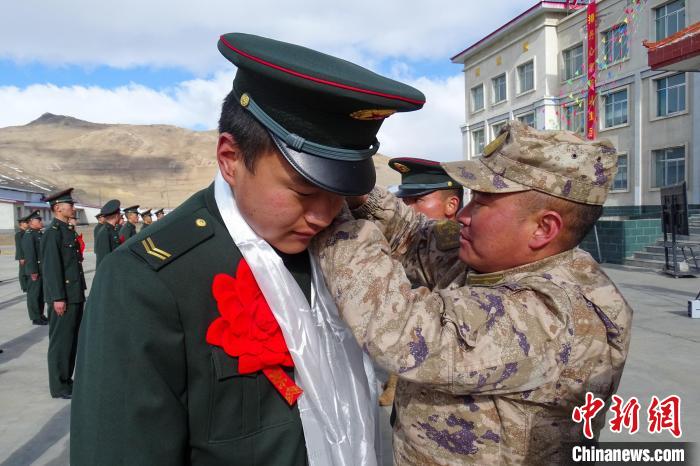 卸下軍銜等標(biāo)識(shí)?！⒖≥x 攝