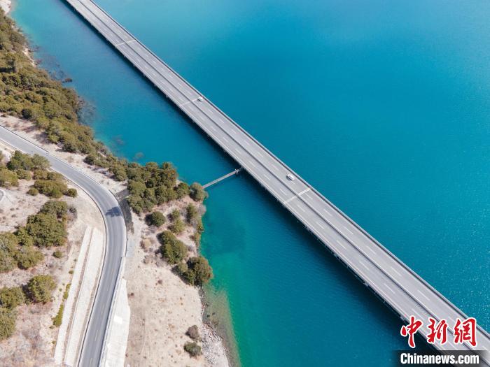 圖為西藏林拉高等級(jí)公路多布湖段風(fēng)光?！〗w波 攝