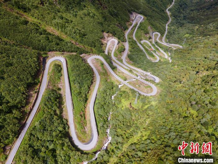 圖為西藏山南錯(cuò)那縣的盤(pán)山公路，錯(cuò)那縣被命名為全國(guó)“四好農(nóng)村路”示范縣。　江飛波 攝