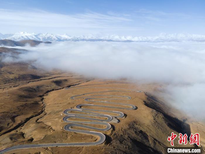 圖為西藏定日縣，前往珠穆朗瑪峰大本營(yíng)蜿蜒的公路與云海?！〗w波 攝