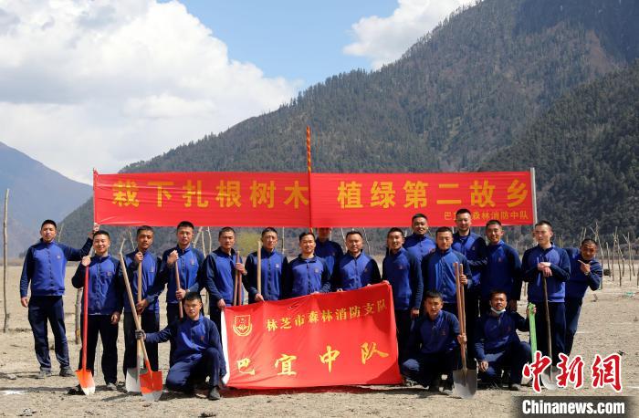 林芝市巴宜區(qū)森林消防中隊志愿服務隊合影留念。　西繞拉翁 攝