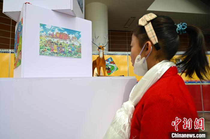 圖為學(xué)生參觀繪畫(huà)展?！≮w朗 攝