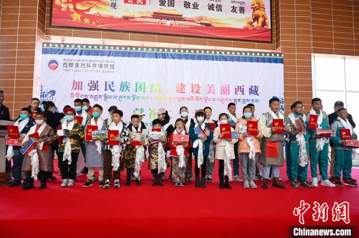 圖為部分獲獎(jiǎng)學(xué)生合影?！≮w朗 攝