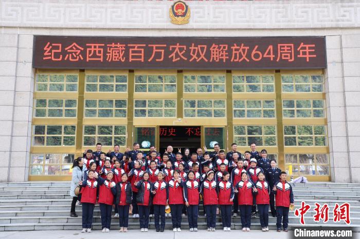 圖為亞東邊檢站民警代表與駐地小學師生代表合影留念。　胡利媛 攝
