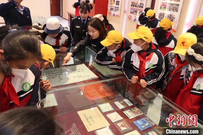 圖為亞東邊檢站民警為駐地小學生講解該站榮譽發(fā)展史?！『?攝