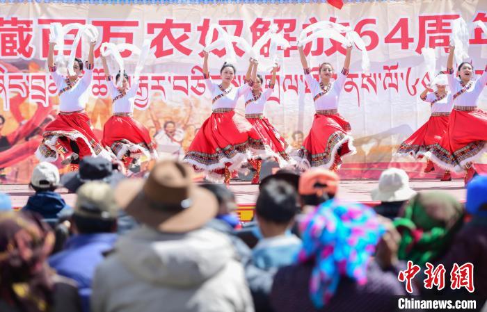 圖為墨竹工卡縣龍珠崗村，文藝演出現(xiàn)場(chǎng)?！∝暩聛?lái)松 攝