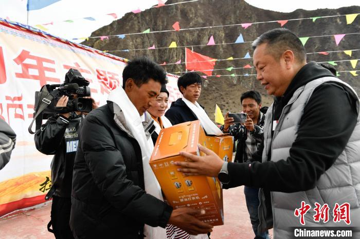 圖為墨竹工卡縣龍珠崗村，慰問(wèn)活動(dòng)現(xiàn)場(chǎng)?！∝暩聛?lái)松 攝
