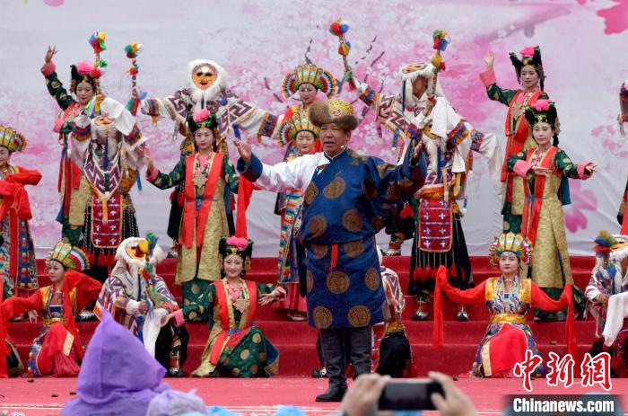 3月28日，西藏林芝第二十屆桃花旅游文化節(jié)開幕式上的文藝表演。　李林 攝