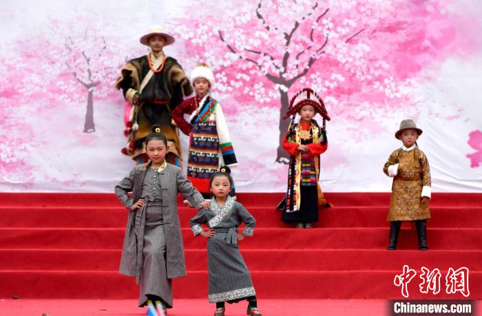 3月28日，西藏林芝第二十屆桃花旅游文化節(jié)開幕式上的文藝表演?！±盍?攝