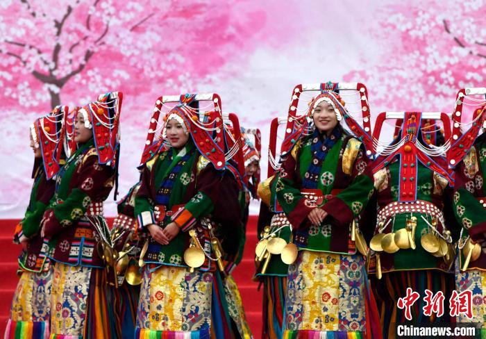 3月28日，西藏林芝第二十屆桃花旅游文化節(jié)開幕式上的文藝表演?！±盍?攝