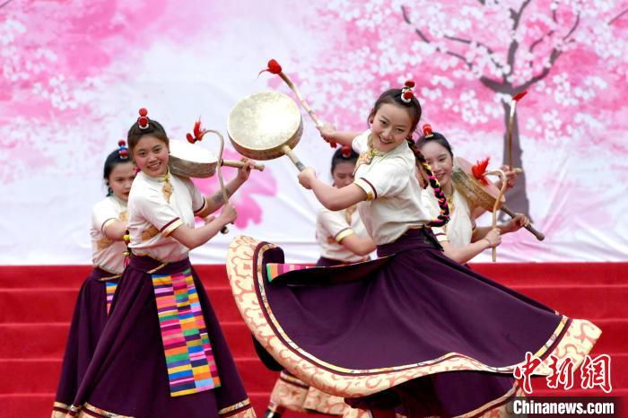 3月28日，西藏林芝第二十屆桃花旅游文化節(jié)開幕式上的文藝表演。　李林 攝