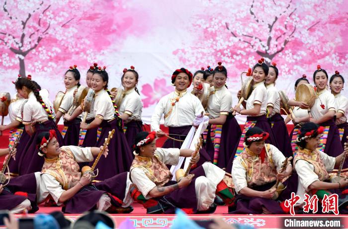 3月28日，西藏林芝第二十屆桃花旅游文化節(jié)開幕式上的文藝表演?！±盍?攝