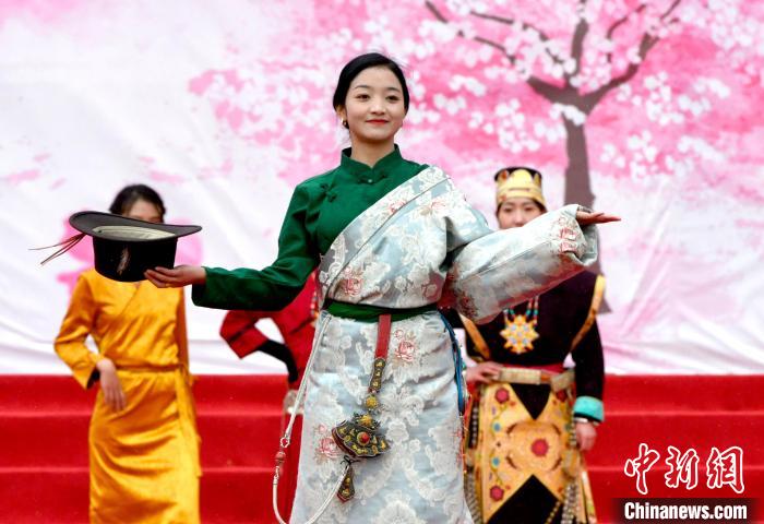 3月28日，西藏林芝第二十屆桃花旅游文化節(jié)開幕式上的文藝表演?！±盍?攝