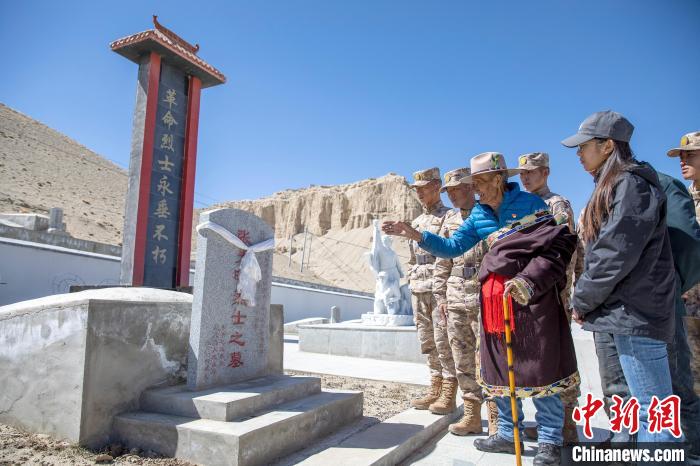 圖為在西藏阿里地區(qū)札達(dá)縣烈士陵園，82歲的次仁南杰老人為軍民代表講述新舊西藏的變化?！詵| 攝