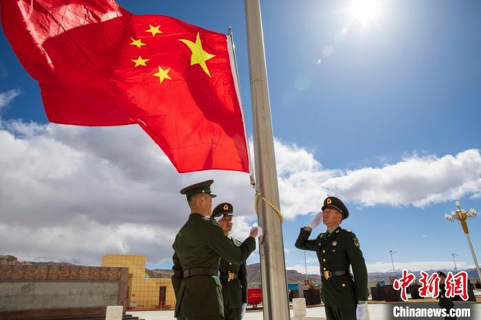 圖為在西藏阿里地區(qū)札達(dá)縣，軍民共同舉行升國(guó)旗儀式，慶祝西藏百萬農(nóng)奴解放紀(jì)念日?！詵| 攝