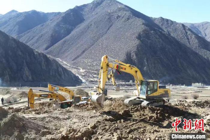 圖為高標準農(nóng)田建設(shè)施工現(xiàn)場。　格桑倫珠 攝