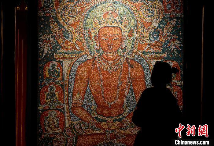 3月31日，觀眾欣賞展覽中的作品。　李林 攝